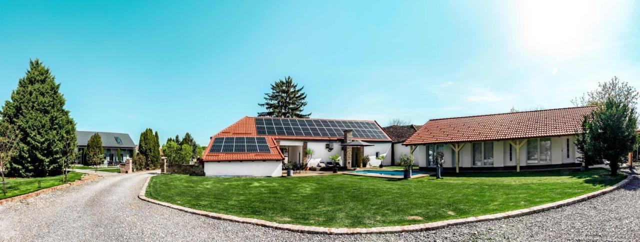 Szent Gyoergy Kuria Bed & Breakfast Kisharsány Dış mekan fotoğraf
